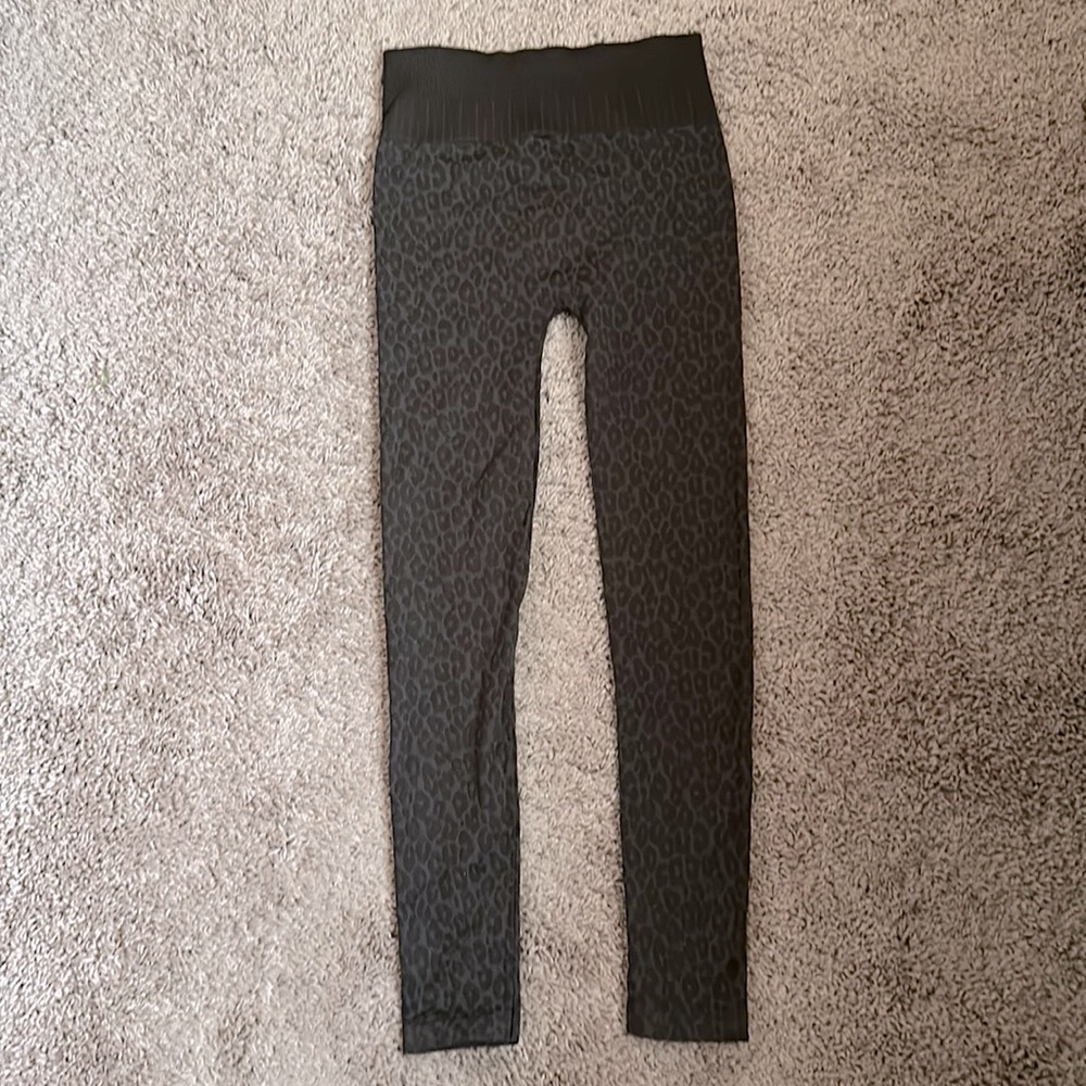 Black sleek leopard NikiBiki leggings OS 2-12 NWT workout athleisure yoga cycle